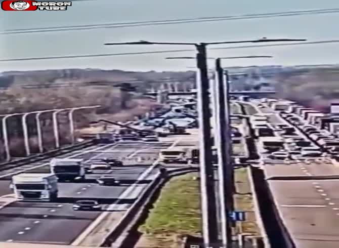 Video :At La Louvi&egrave;re, a bridge on the E42 falls